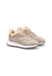Beige sneakers med kunstpelskrave, tekstureret læder, polstret hvid sål og kontrasterende brune detaljer. Letvægts- og sporty design.