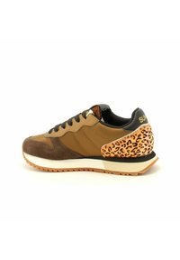 Bruine suede en leren sneaker met een luipaardprint hiel, zwarte veters en een witte tussenzool met een getextureerde rubberen buitenzool.