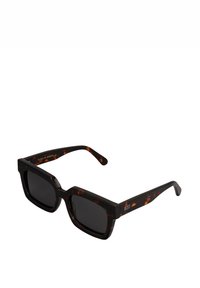 Vierkante zonnebril met een schildpaddenmotief montuur, donkere lenzen en een gladde textuur. Bevat branded armen met subtiele details.