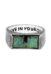 Hõbedane sõrmus, millel on tekstuuriga bänd ja millel on ristküliku kujuline türkiissinine kivi mustade veenidega ning söövitatud siseveerg: "USU ENDASESE."