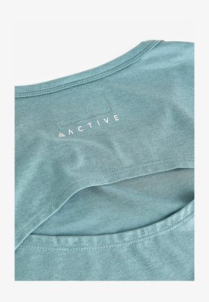 Jasnoniebieska koszulka sportowa, miękka tkanina, okrągły dekolt, z nadrukowanym białym logo "ACTIVE", o luźnym kroju i gładkiej fakturze.
