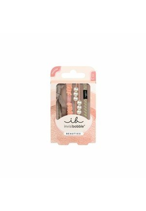 Set van vier haarbanden in tinten perzik, groen en beige, met verschillende texturen en parelaccenten, verpakt in een pastelgekleurde doos.