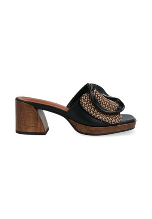 Sandalo nero modello slide con tacco spesso marrone effetto legno e plateau, con patta decorativa a motivo intrecciato sulla cinghia superiore.