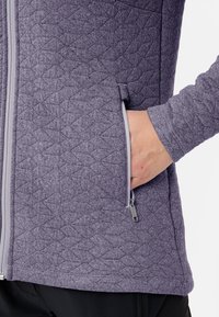 Heathered paarse zip-up jack met diamantgequiltde textuur, voorzien van zijzakken en lichtgrijze ritsaccenten.