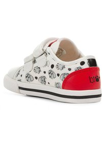 Sneaker bianca in tela con pois neri e grafiche di cuccioli. Accento rosso sul tallone, doppi strap in velcro regolabili e suola nera.