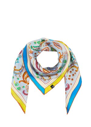 Seidenschal mit bunten Paisley- und Blumenmustern auf weißem Hintergrund, gelb und blau gesäumt, zu einer lockeren Schlaufe gelegt.