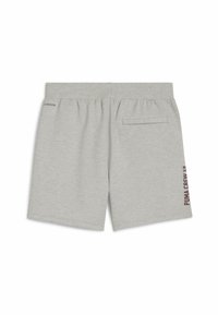 Helle graue Shorts aus weichem Material, mit einem elastischen Bund und einer Gesäßtasche. "PUMA CREW '28" in dunklem Rot seitlich aufgedruckt.