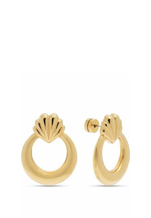 Boucles d'oreilles créoles en or avec un motif de coquille Saint-Jacques en haut, présentant une finition polie et des fermoirs à tige, vues de face et de côté.