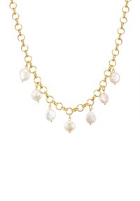 Collana in oro con perle ovali bianche di forma irregolare che pendono dai link, mettendo in mostra texture varie e una sottile iridescenza nelle perle.