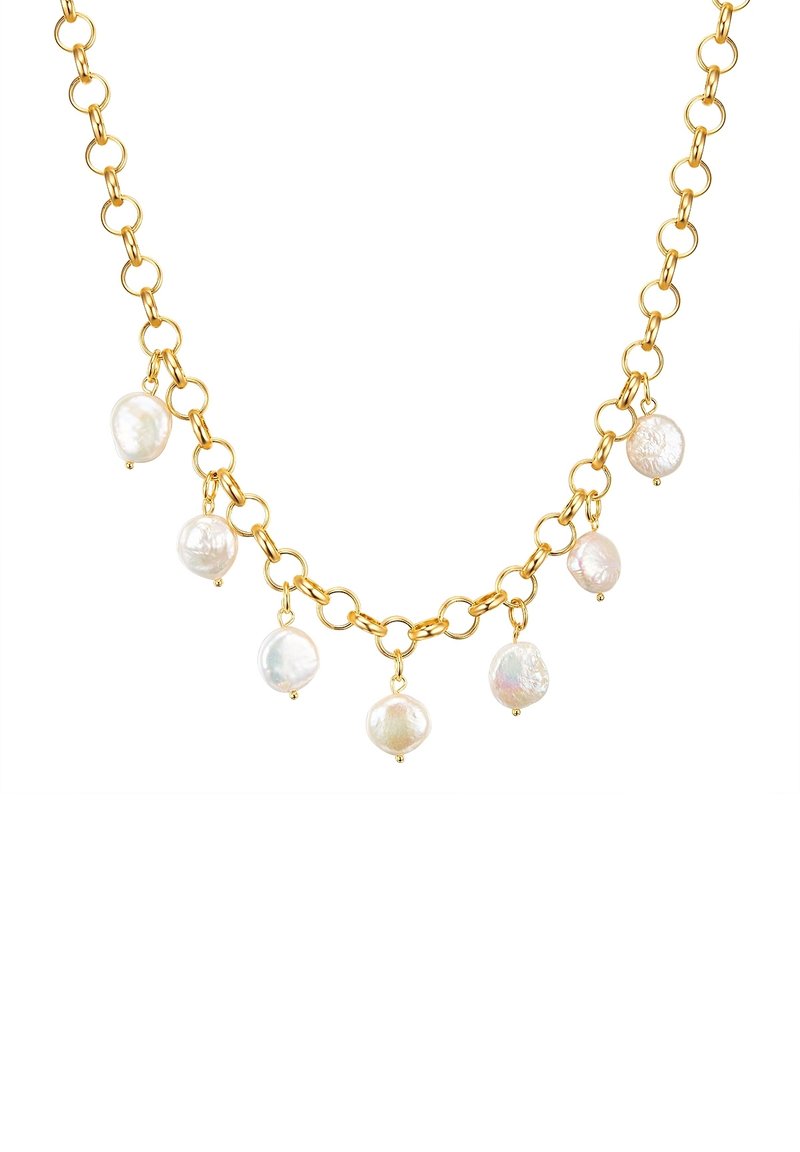 Collana in oro con perle ovali bianche di forma irregolare che pendono dai link, mettendo in mostra texture varie e una sottile iridescenza nelle perle.