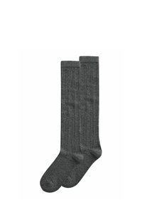 Calcetas grises hasta la rodilla con una textura acanalada, que presentan rayas verticales. Hechas de un material suave para mayor comodidad.