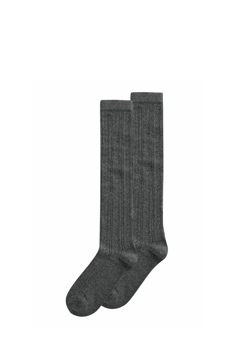 Calcetas grises hasta la rodilla con una textura acanalada, que presentan rayas verticales. Hechas de un material suave para mayor comodidad.