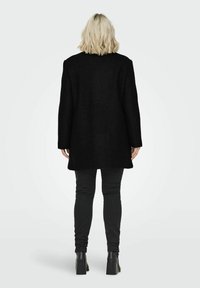 ONLY Carmakoma CARNEWSOPHIA - Klasični plašč - black