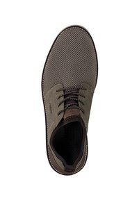 Scarpe grigie e marroni con lacci, con una parte superiore in rete, accenti in camoscio e un sottopiede testurizzato. Presentano cuciture a contrasto e una punta arrotondata.