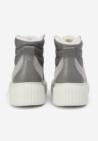 Sneaker alte grigie con tomaia in tessuto imbottito e dettagli in suede liscio. Suola in gomma bianca spessa con texture rigata.