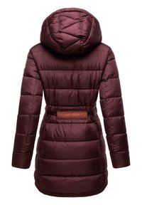 Bordeauxrode donzen jas met een capuchon, voorzien van horizontale stiksels, een taille met riem en een bruin logopatch op de achterkant. Gladde, glanzende textuur.