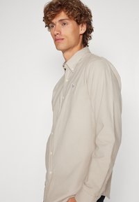 Abercrombie & Fitch ELEVATED ICON OXFORD SHIRT - Button down-skjorte - TAN SOLID