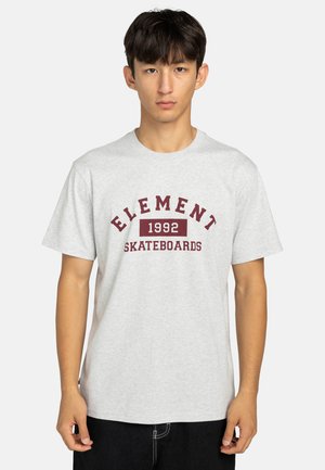 Šedé tričko s krátkym rukávom a okrúhlym výstrihom. Na hrudi má vínové grafické potlače "ELEMENT 1992 SKATEBOARDS". Normálny strih, bavlnený materiál.