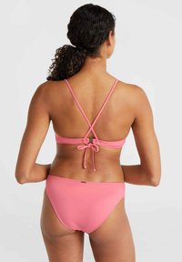 Rosa bikinitopp och botten som har en korsad ryggdesign och justerbar knytning baktill. Slät textur med minimalistisk stil och måttlig täckning.