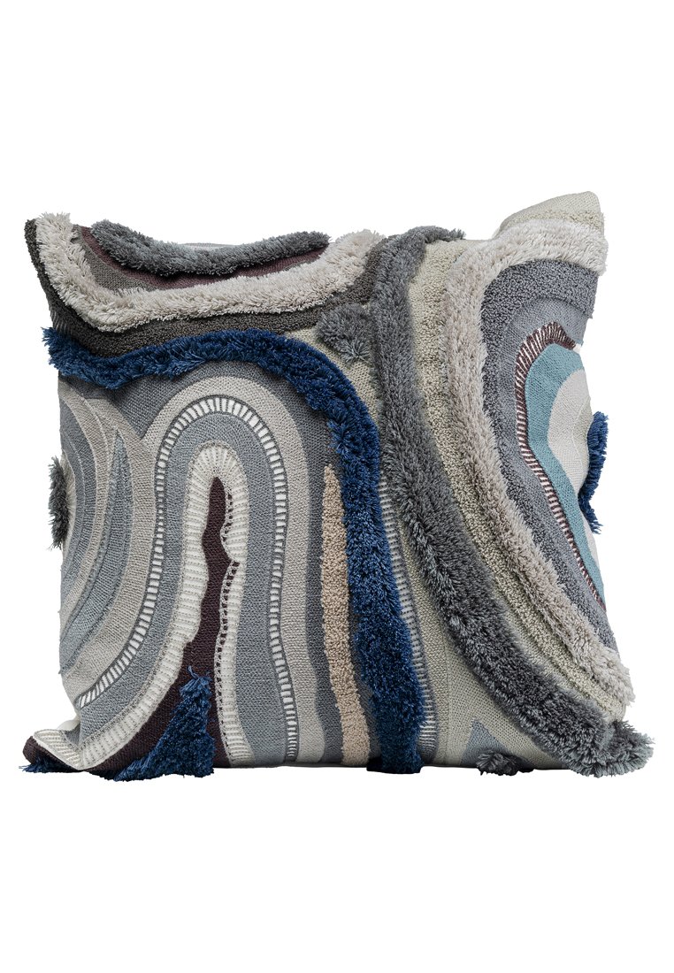 Quadratisches Kissen aus mehrlagigem, strukturiertem Stoff in Grautönen, Blau und Creme, mit einem wellenförmigen Design und fransigen Kanten.