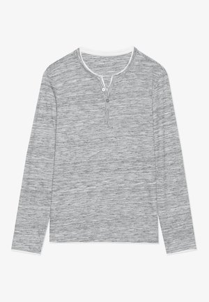 Chemise henley gris à manches longues avec un motif texturé, patte de boutonnage à trois boutons et un col blanc contrasting. Finition en tissu doux.