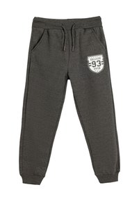 Pantalones de chándal grises hechos de una tela suave, con una cinturilla elástica y cordón, bolsillos laterales y un acento de insignia de universidad impresa.
