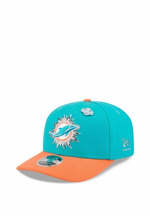 Türkis-orange Baseballkappe mit Miami Dolphins-Logo und NFL Draft 2022-Anstecker auf dem Vorderpanel.