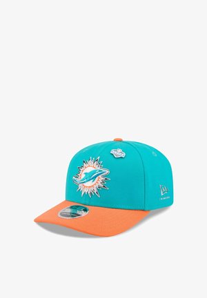 Türkis-orange Baseballkappe mit Miami Dolphins-Logo und NFL Draft 2022-Anstecker auf dem Vorderpanel.