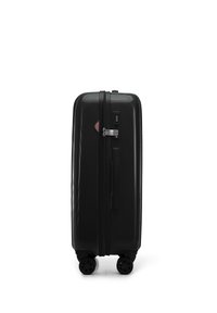 Zwarte hard-shell koffer met een gestructureerd oppervlak, ritssluiting, combinatieslot en vier spinnerwielen voor gemakkelijke manoeuvreerbaarheid.