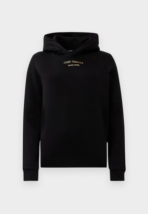 Czarna bluza z kapturem wykonana z miękkiego materiału, z kieszenią z przodu, ściągaczami na rękawach oraz złotym haftowanym logo na klatce piersiowej.