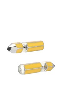 Gul, blyertsliknande penna med silverfärgad metallspets och bas. Slät, glänsande yta med skarpa vinklar och detaljerade accenter.