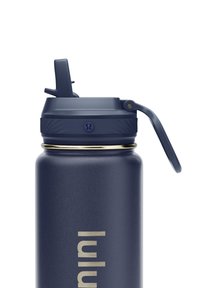 Botella de agua de metal de color azul marino oscuro con un agarre texturizado, anillo de acento dorado y tapa abatible. Cuenta con un mecanismo de bloqueo para prevenir derrames.