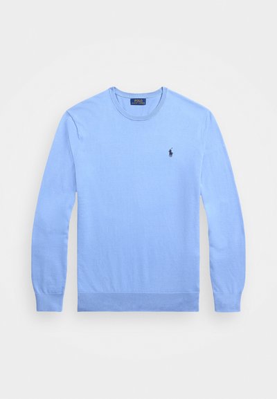 Lyseblå bomullscrewneck genser med ribbede ermer og hem. Har en liten mørk logo på brystet. Glatt tekstur, klassisk passform.