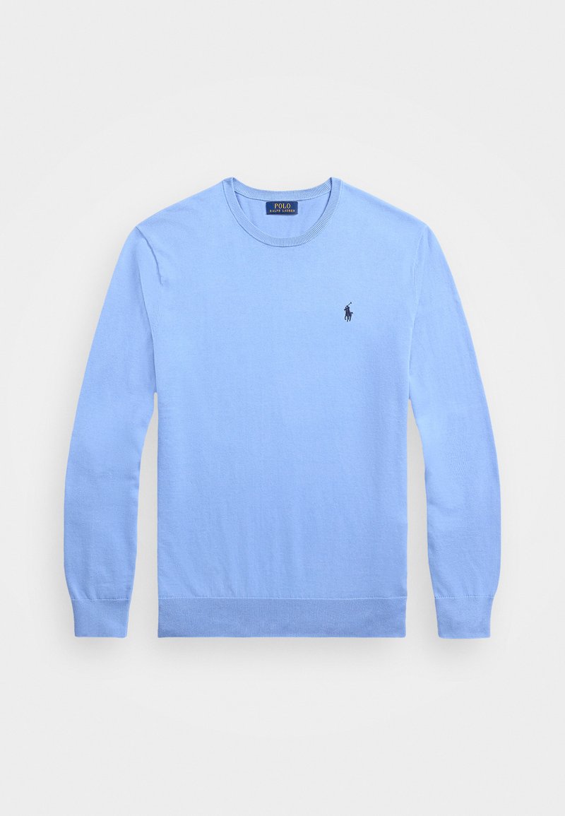 Lyseblå bomullscrewneck genser med ribbede ermer og hem. Har en liten mørk logo på brystet. Glatt tekstur, klassisk passform.