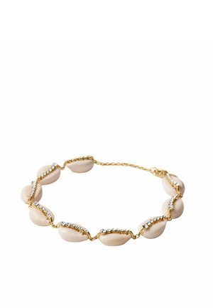 Pulsera de cadena dorada con cuentas beige en forma de concha, cada una decorada con una fila curvada de pequeños cristales transparentes.