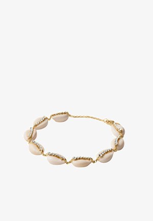 Pulsera de cadena dorada con cuentas beige en forma de concha, cada una decorada con una fila curvada de pequeños cristales transparentes.