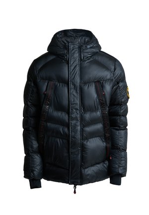 Chaqueta de plumas negra con capucha, con relleno acolchado, cierre de cremallera, costuras de acento en rojo y logotipo en la manga izquierda.