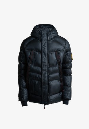 Chaqueta de plumas negra con capucha, con relleno acolchado, cierre de cremallera, costuras de acento en rojo y logotipo en la manga izquierda.