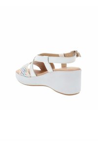 Sandali platform bianchi con dettagli intrecciati multicolore, dotati di cinturini e fibbia sul retro. Texture liscia e forma arrotondata per un comfort ottimale.