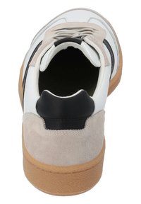 Weiße und graue Sneaker mit einer Sohle aus Wildleder und Gummi, schwarzen Akzenten und einer runden Zehenform, ausgestattet mit einem gepolsterten Schaft und Schnürsenkeln.