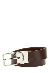 Cintura in pelle marrone con una fibbia rettangolare lucida in argento, caratterizzata da una superficie liscia e un design classico per una vestibilità regolabile.