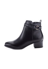Stivale alla caviglia in pelle nera con tacco basso a blocco, zip laterale e fascia decorativa con dettaglio ad anello dorato vicino alla parte superiore.