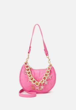 Vaaleanpunainen, kuunsirpin muotoinen käsilaukku, jossa tikattuja tähtiä, kultainen ketju ja tähtiä muodostavat koristeet, jotka muodostavat tekstin "Versace Jeans Couture", sekä säädettävä olkahihna.