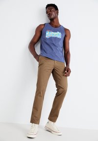 DOCKERS ORIGINAL SLIM - Chinos - cub