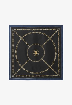 Foulard di seta con sfondo nero, caratterizzato da un motivo a catena dorata e da motivi a forma di cuore, bordato da un bordo blu navy. Il design centrale include una forma floreale.