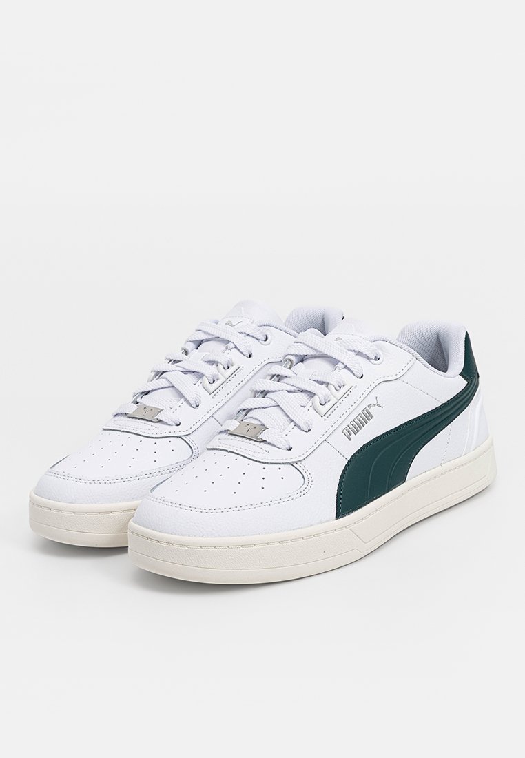 Sneakers bianchi in pelle, con una striscia verde laterale, puntale perforato e suola in gomma chiara. Logo argentato sulla linguetta.