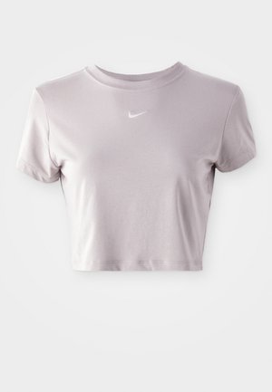 Svetlo fialové skrátené tričko vyrobené z mäkkej tkaniny. Má okrúhly výstrih a krátke rukávy s malou bielou Nike nášivkou na hrudi.