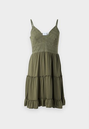 Olive roheline kleit, millel on pitsdetail bodicus, reguleeritavad rihmad ja kergest kangast vooderdatud, laineline, kihiline alläär.