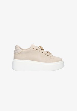 Zapatillas de plataforma beige hechas de suave ante con parte trasera texturizada, ojales en tono dorado y detalles decorativos. Suela de goma blanca.