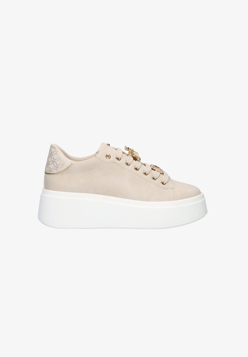 Zapatillas de plataforma beige hechas de suave ante con parte trasera texturizada, ojales en tono dorado y detalles decorativos. Suela de goma blanca.